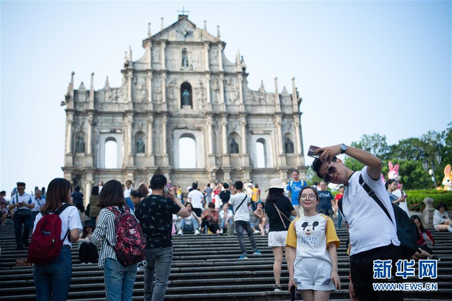 (澳门回归20周年·新华全媒头条·图文互动)(6)真情厚爱系濠江 定向领航展新篇——以习近平同志为核心的党中央关心澳门发展纪实